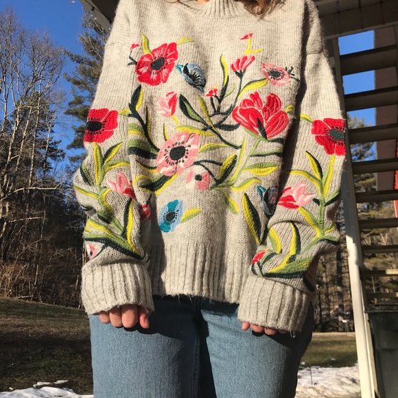 Romeo & Juliet Couture Sweater in Floral - Picture 4 of 5